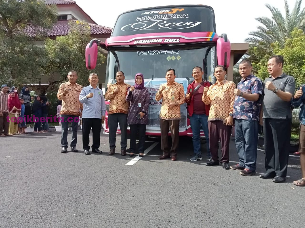 Foto : Walikota Prabumulih Ridho Yahya poto bersama sebelum keberangkatan 