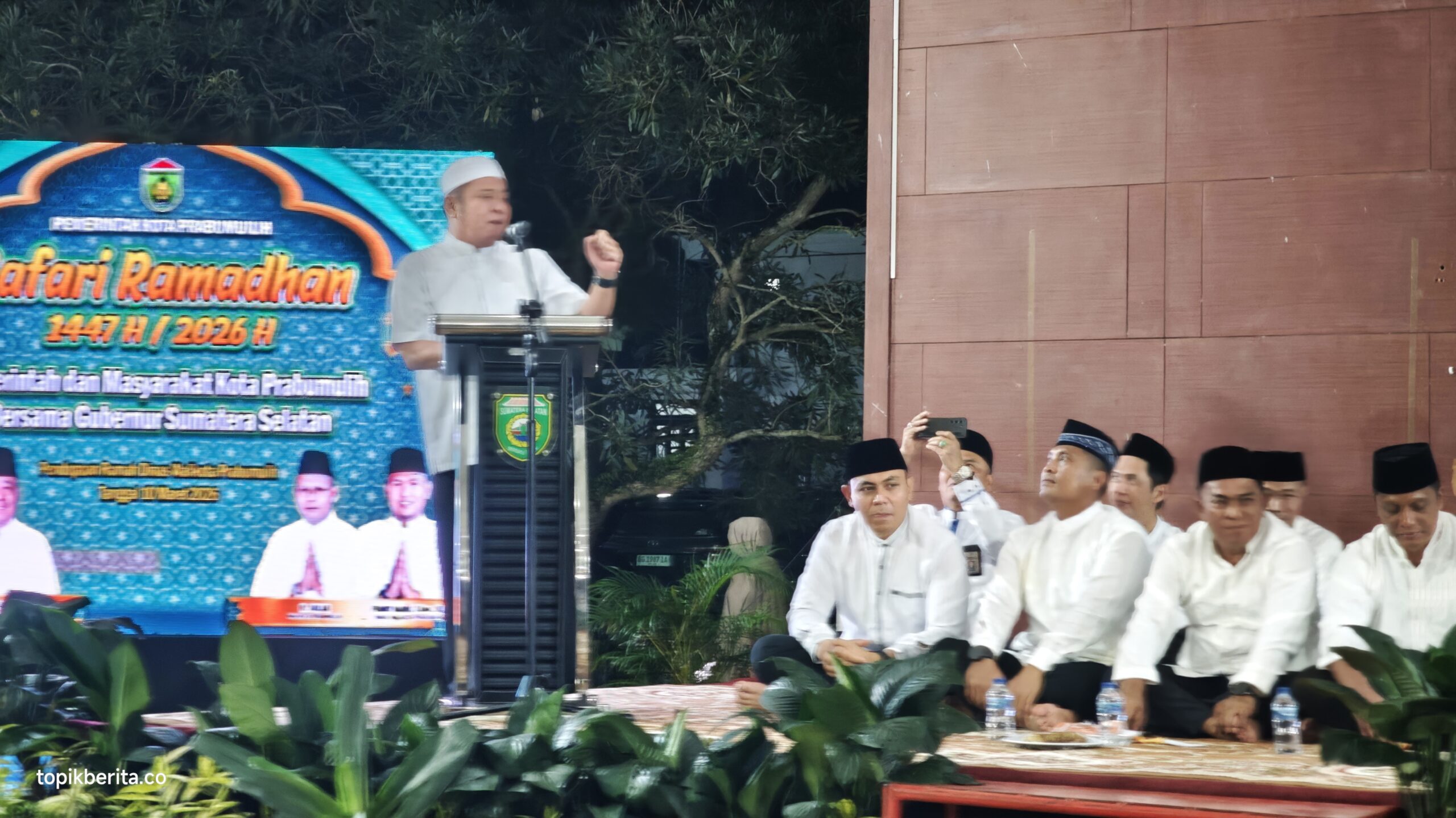 Gubernur Sumsel Herman Deru dan Wali Kota Prabumulih Arlan dalam kegiatan Safari Ramadan di Prabumulih.
