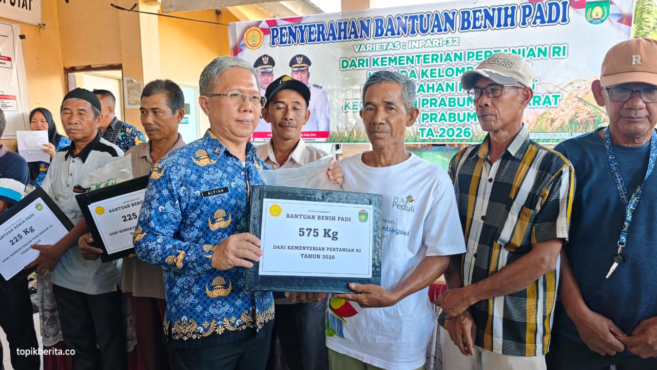 Wali Kota Prabumulih H. Arlan menyerahkan bantuan benih padi kepada kelompok tani di Kelurahan Payu Putat, Kecamatan Prabumulih Barat.