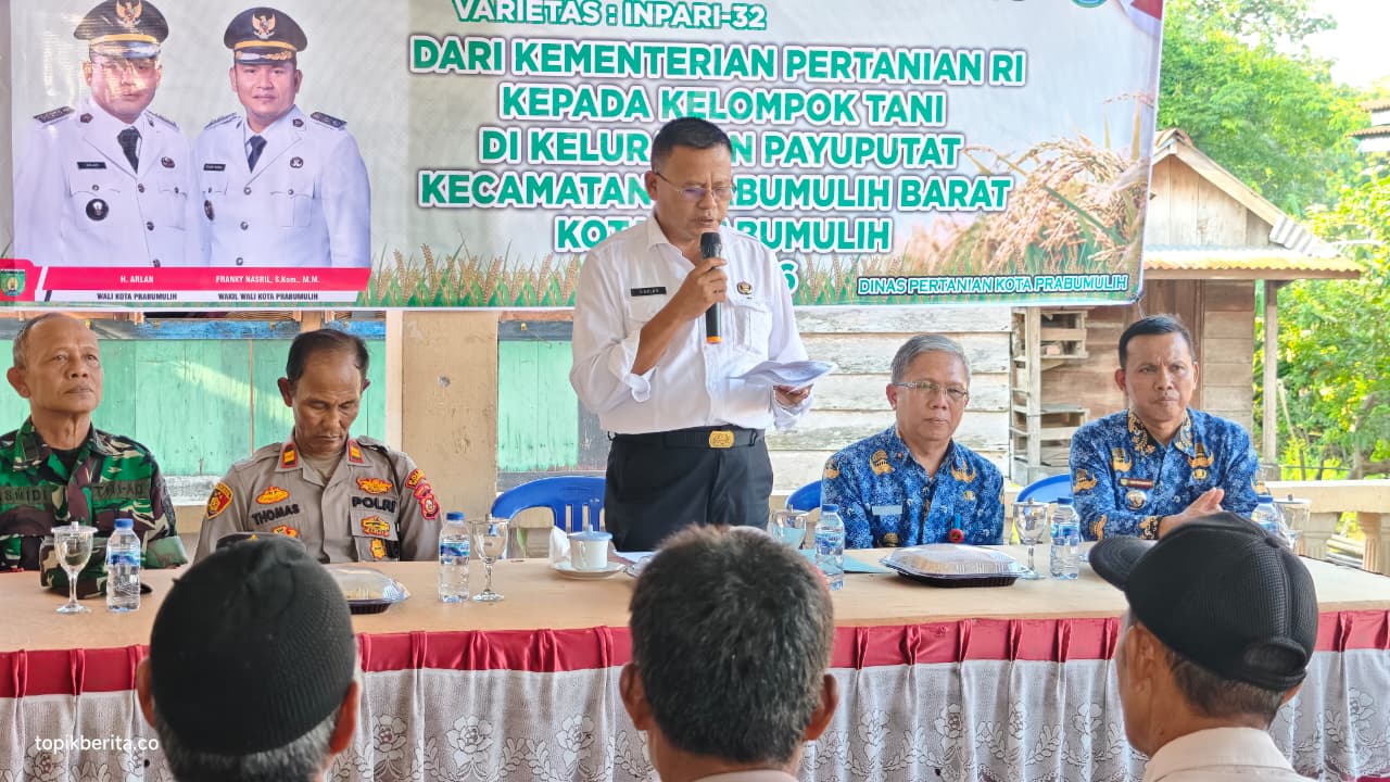 Wali Kota Prabumulih H. Arlan menyerahkan bantuan benih padi kepada kelompok tani di Kelurahan Payu Putat, Kecamatan Prabumulih Barat.