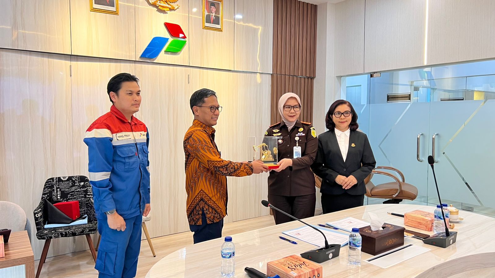 General Manager PHR Zona 4 Djudjuwanto memberikan Cindera mata ke Kepala Kejaksaan Negeri Prabumulih Asvera Primadona.