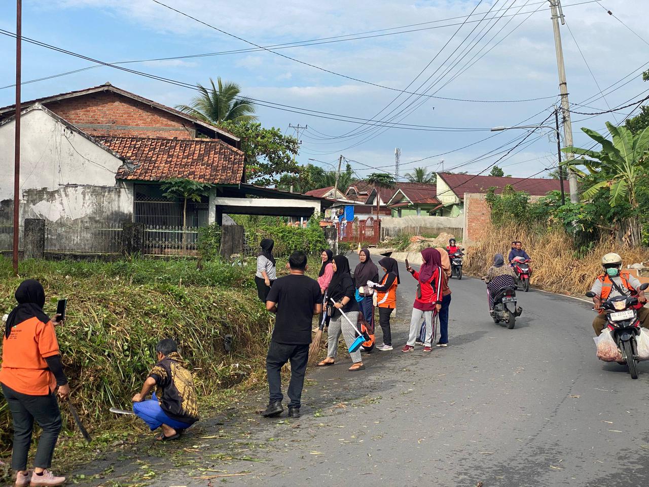 Kegiatan pembersihan lingkungan bersama Kelurahan Gunung Ibul Barat di Prabumulih