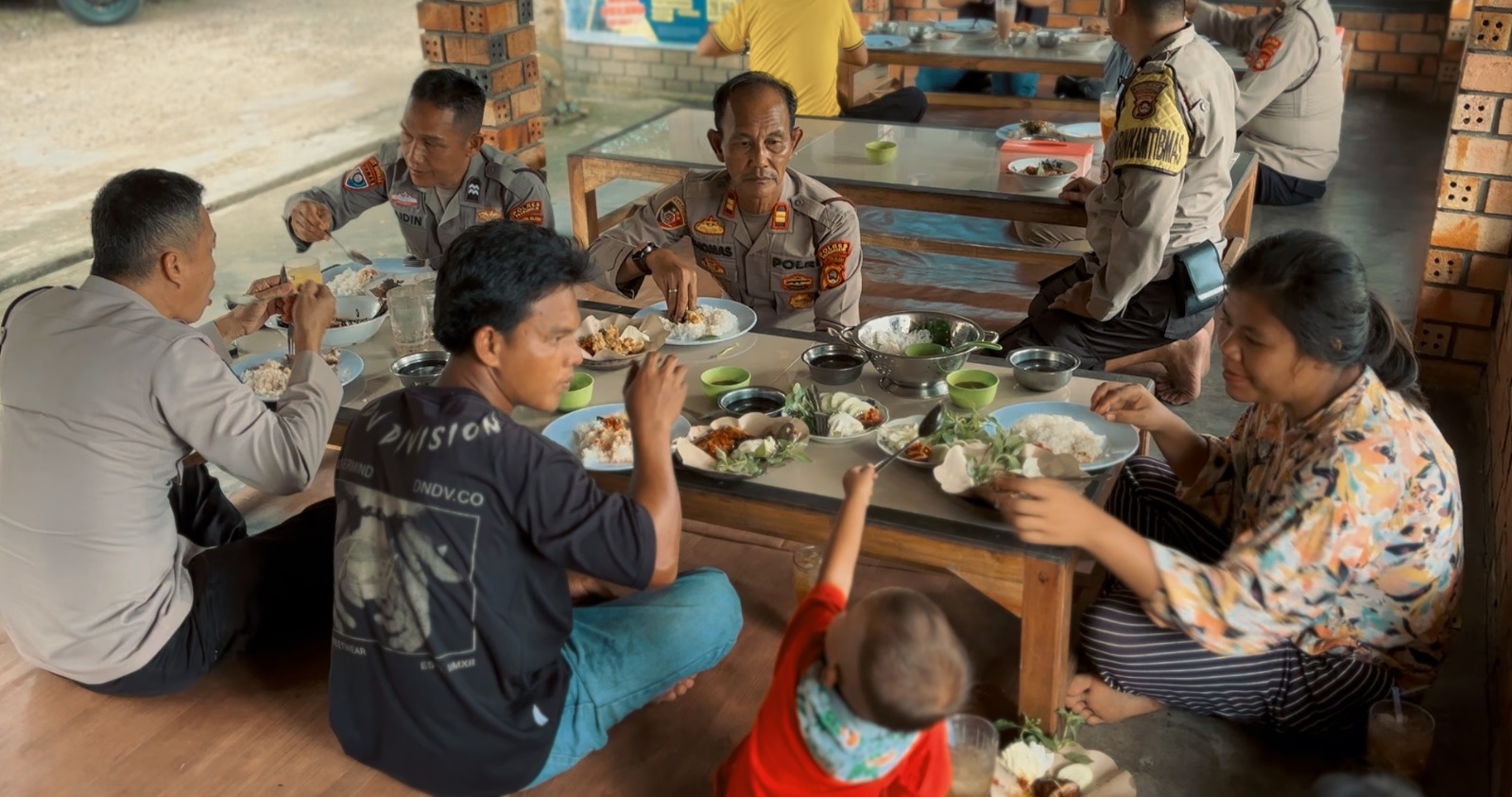 Kapolsek Prabumulih Barat makan siang bersama warga penerima bantuan di Prabumulih