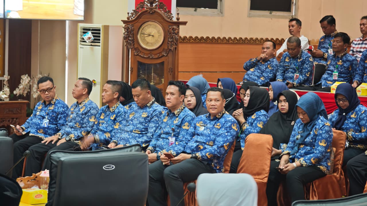Forkopimda, camat, lurah dan jajaran OPD Kota Prabumulih menghadiri rapat paripurna DPRD Kota Prabumulih.