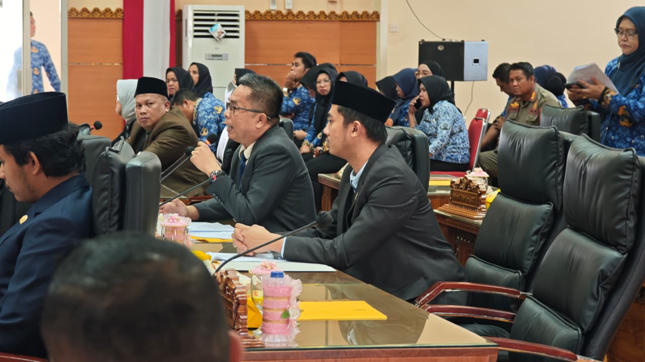 Anggota Pansus II DPRD Kota Prabumulih Feri Alwi menyampaikan interupsi saat rapat paripurna pembahasan Raperda penanggulangan bencana.