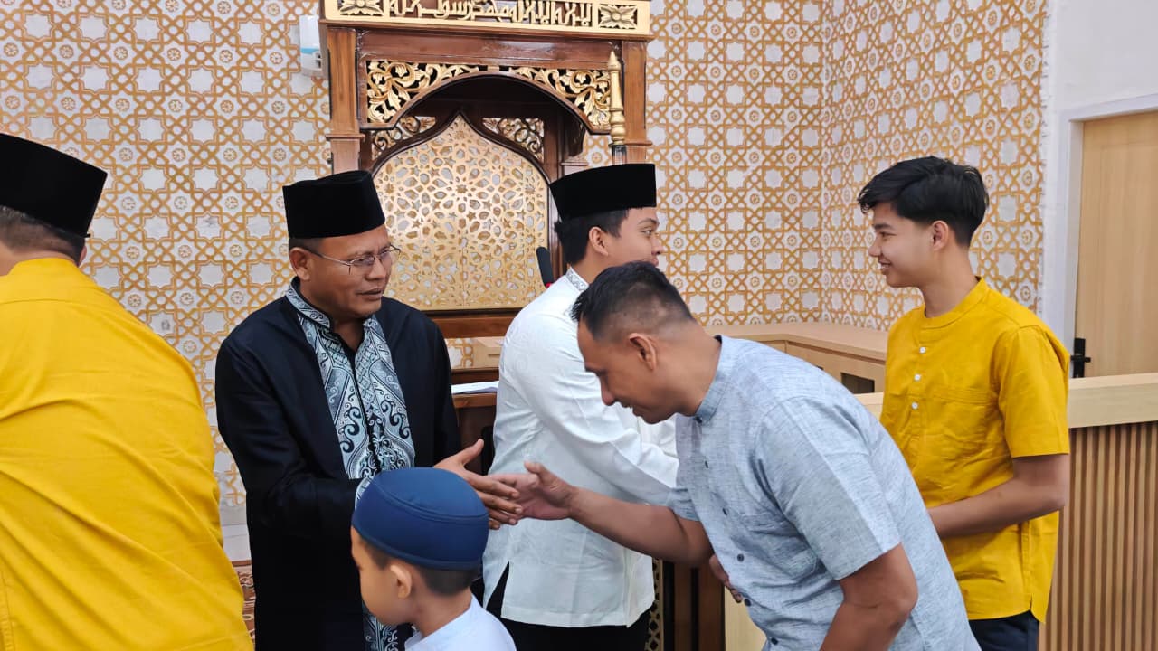 Wali Kota Prabumulih H Arlan melaksanakan Salat Iduladha 1447 Hijriah bersama masyarakat di Masjid Jami' Islamic Center Prabumulih.