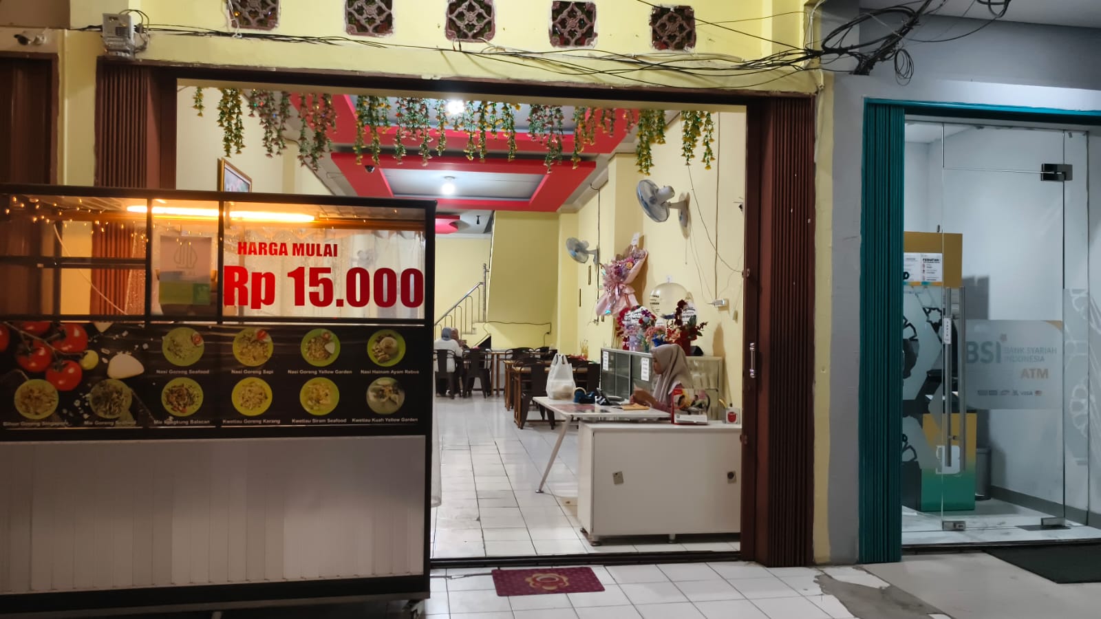 Foto : Tampak depan rumah makan yellow Garden milik Richard, rumah makannya hingga saat ini belum menggunakan jargas hingga kesulitan memenuhi kebutuhan gas LPG