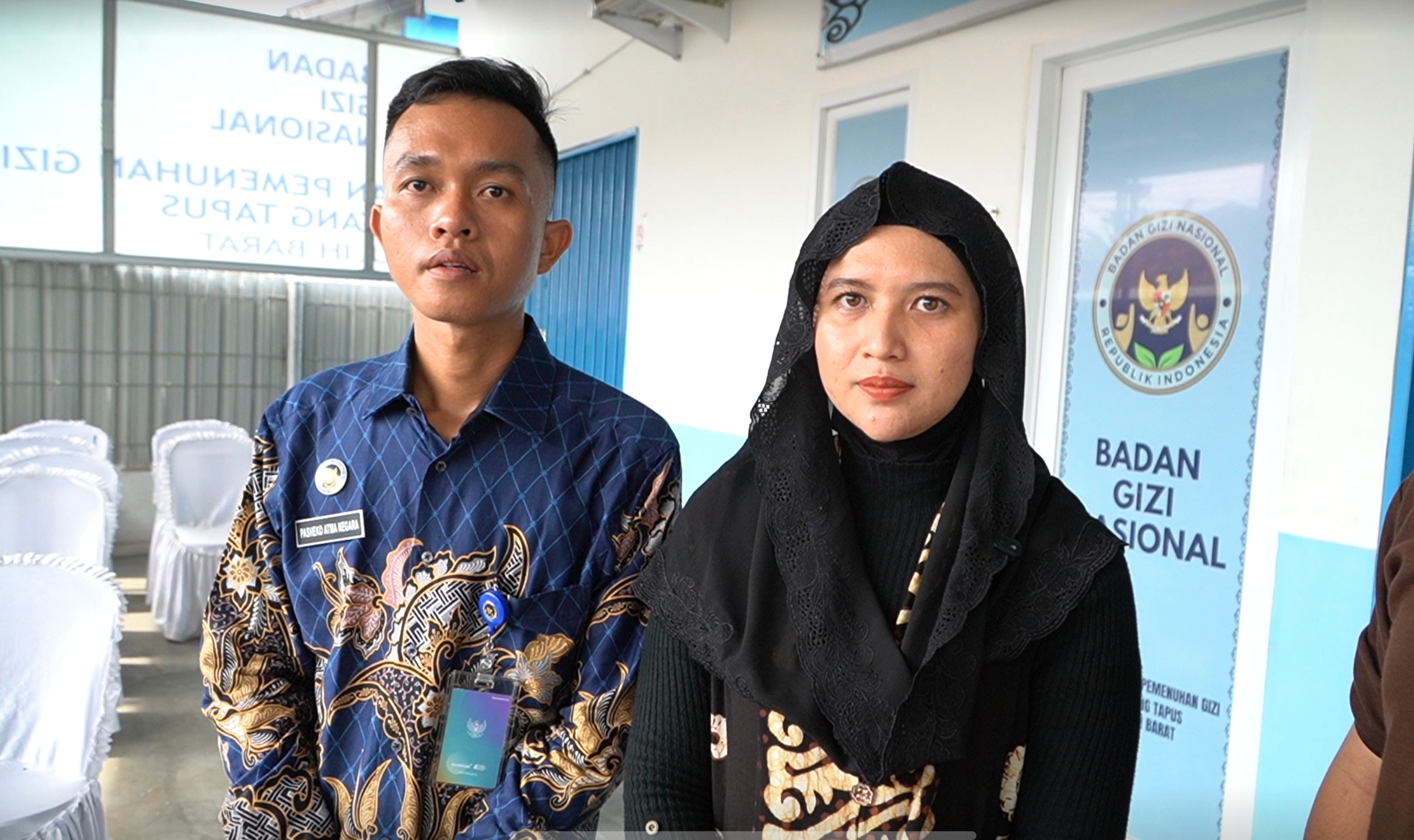 Intan Mayang Sari, Pemilik dapur SPPG Muntang Tapus Kota Prabumulih didampingi Kepala Dapur, Pahseko Adma Nusa saat diwawancarai wartawan mengenai kunjungan Direktur utama Pertamina Gas (Pertagas)