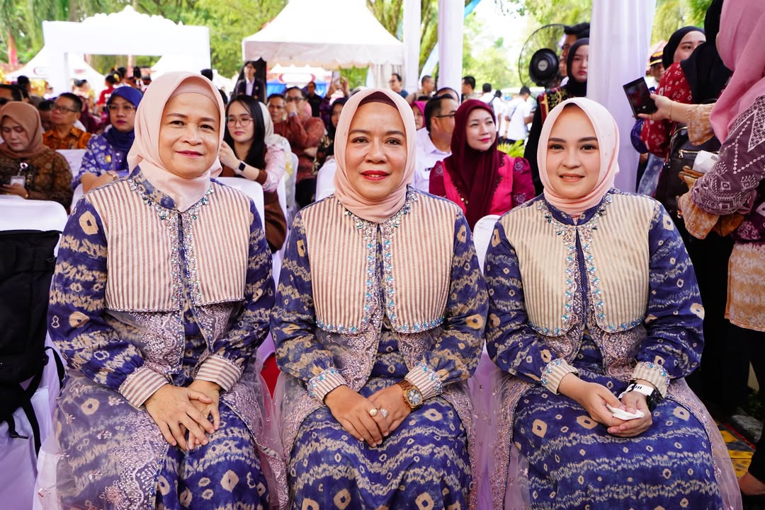 Hj Linda Apriana Arlan bersama Nuning Mulya Franky dan istri Sekda Prabumulih pada Festival Seni Adat dan Tradisi 2026.