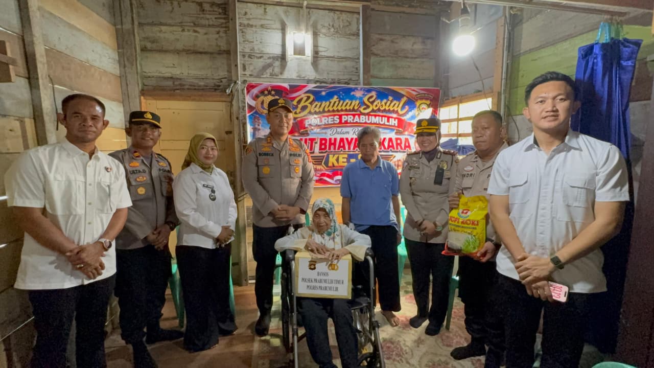 Kapolres Prabumulih menyerahkan kursi roda kepada warga Kelurahan Majasari.