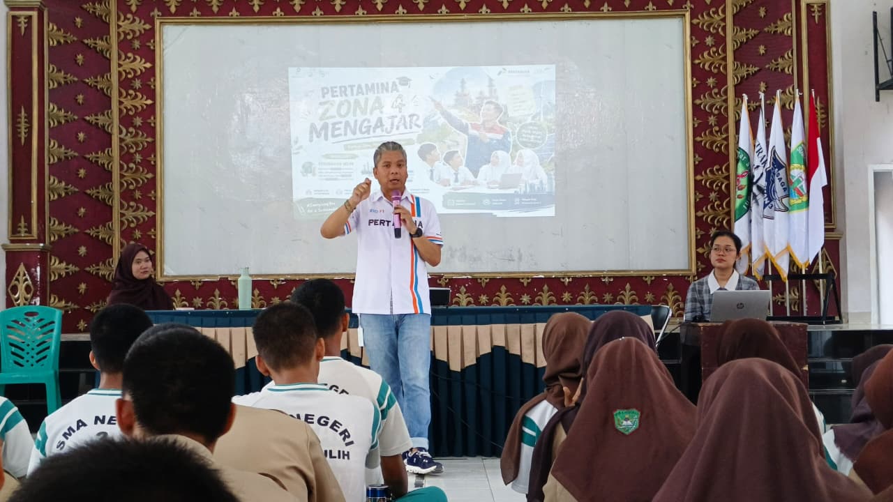 Narasumber Pertamina EP Zona 4 memberikan pemaparan mengenai mitigasi perubahan iklim dan operasi migas berkelanjutan.