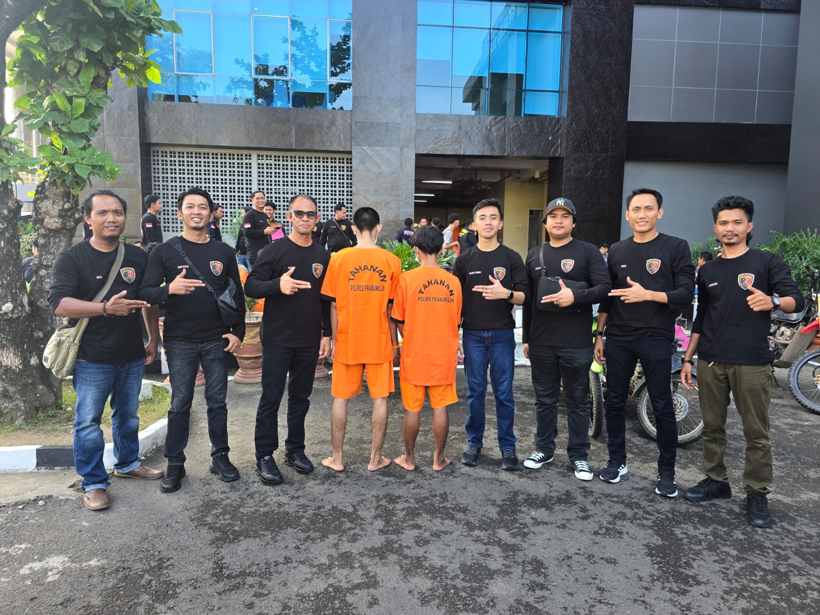 Kasat Reskrim Polres Prabumulih AKP Jon Kenedi menunjukkan tersangka dan barang bukti hasil pengungkapan dua kasus pencurian dengan pemberatan (curat) yang berkontribusi dalam operasi pemberantasan kejahatan 3C di Sumatera Selatan selama Mei 2026.