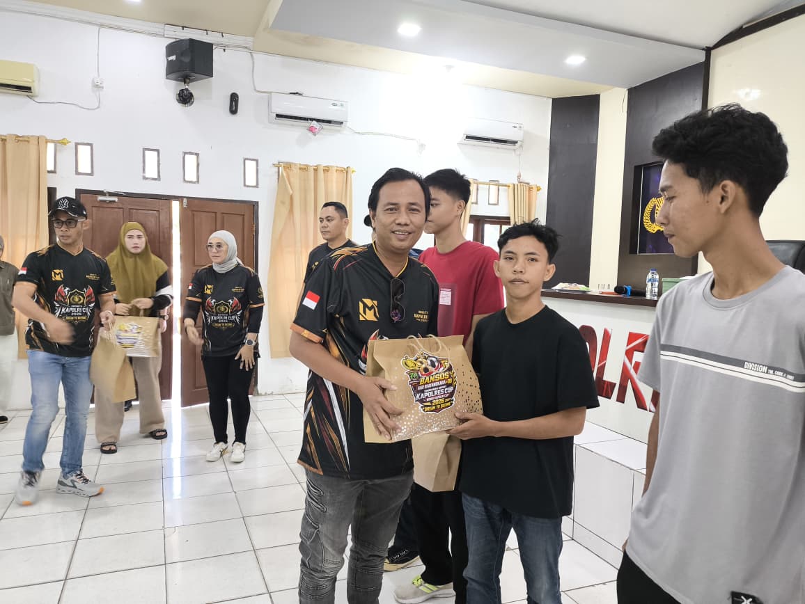 Ketua ESI Prabumulih ladiansyah menyerahkan dooprize dari Polres Prabumulih
