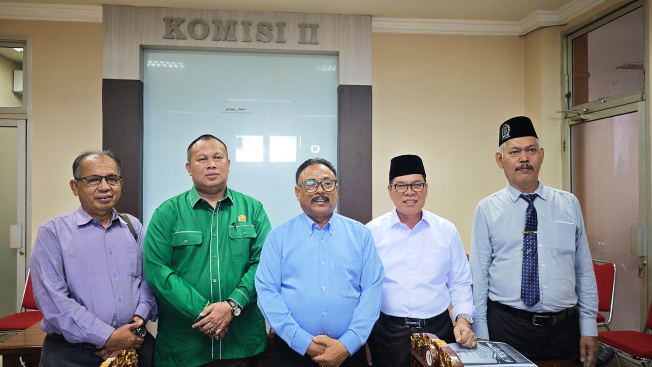 Ketua Komisi II DPRD Kota Prabumulih Ahmad Riza Diswan memimpin rapat mediasi sengketa dokter bedah dengan rumah sakit swasta di ruang rapat DPRD Prabumulih.