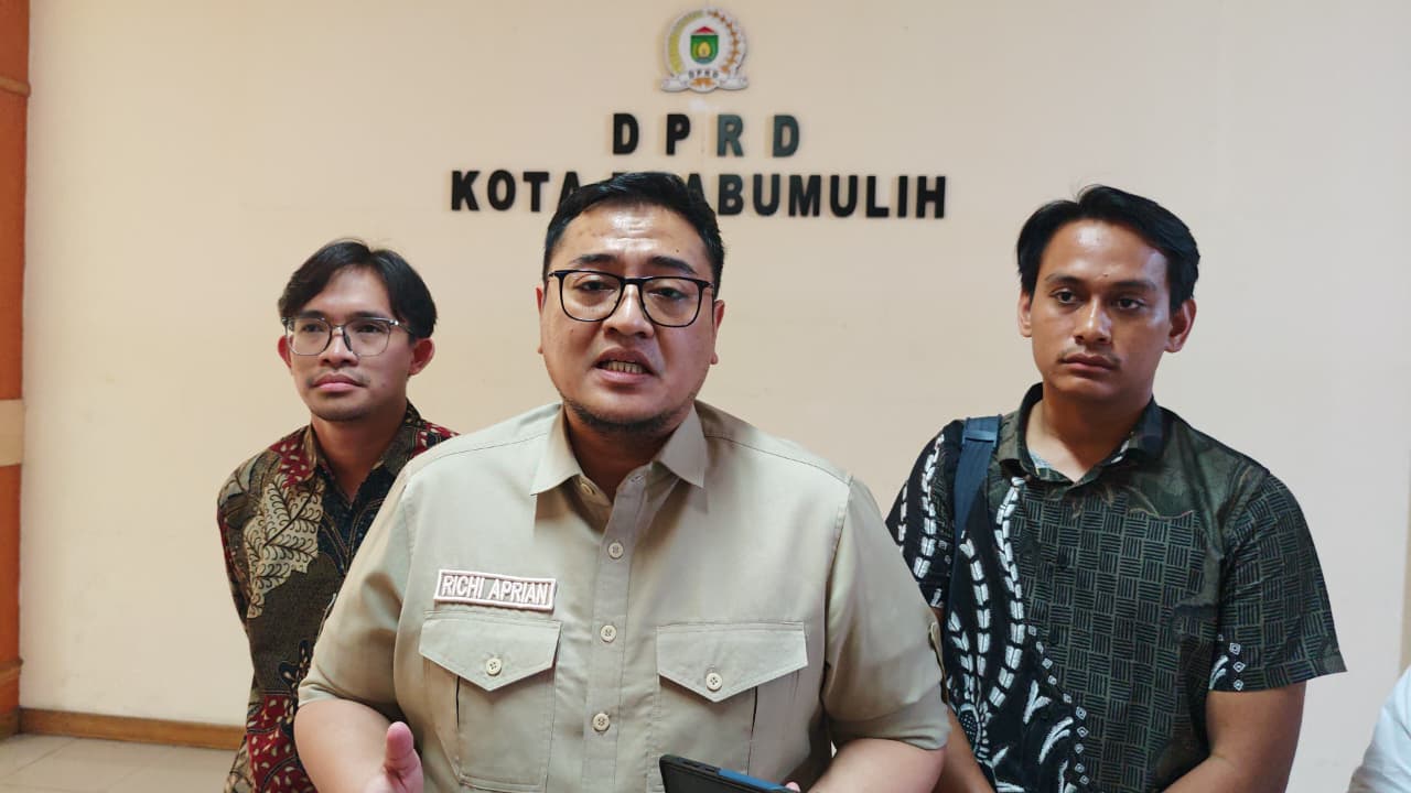 Kuasa hukum Rumah Sakit IHC, Richi Aprian, memberikan keterangan terkait kebijakan manajemen rumah sakit dalam rapat Komisi II DPRD Kota Prabumulih.