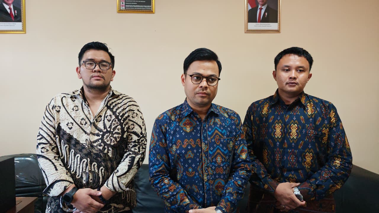 Kuasa hukum dr. BJ, Rakas Pakarlasa, memberikan keterangan kepada awak media usai mengikuti mediasi di Komisi II DPRD Kota Prabumulih.