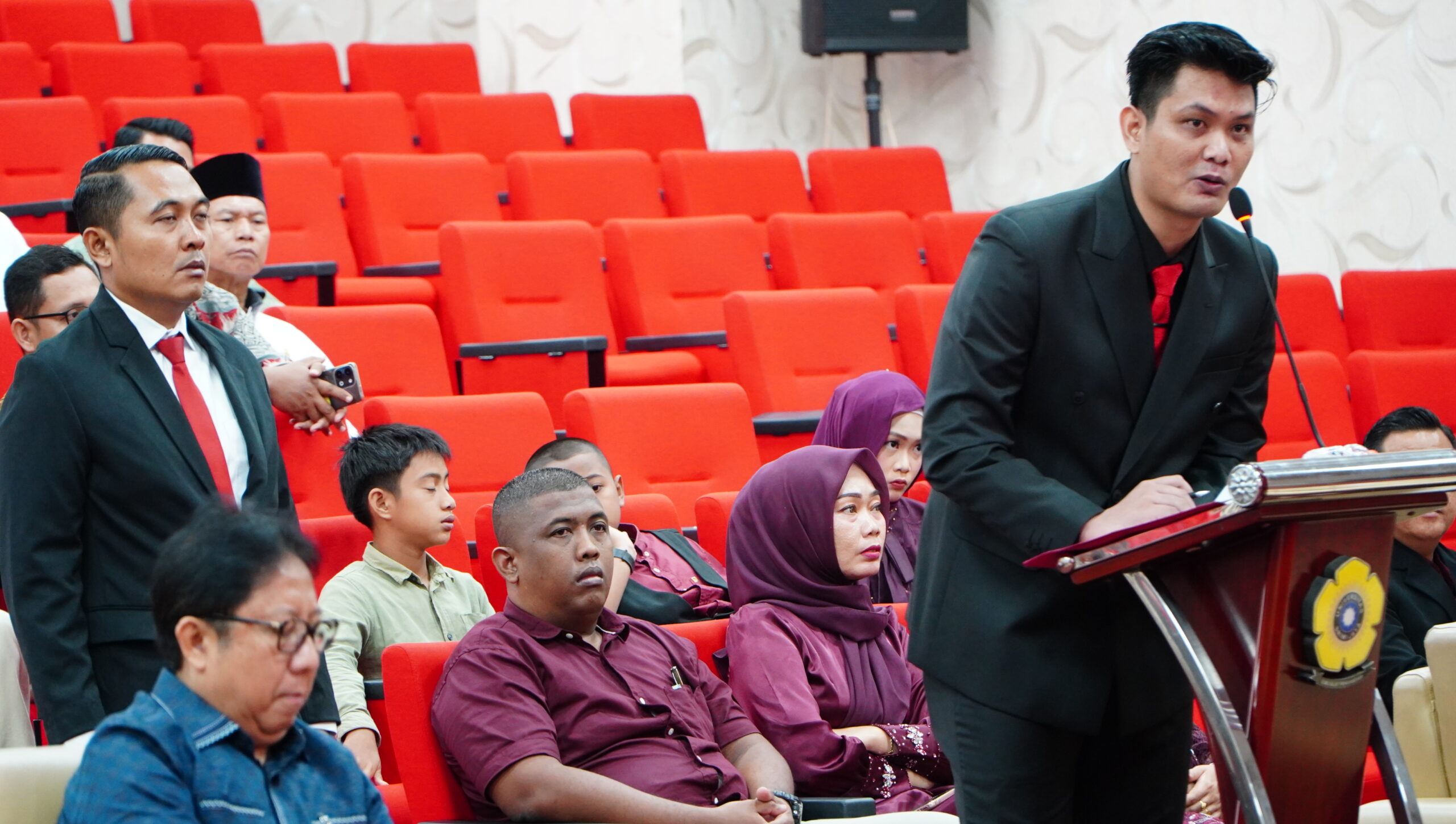 Dr. Kurnia Saleh memaparkan disertasi di hadapan dewan penguji pada sidang promosi Doktor Ilmu Hukum di Fakultas Hukum Universitas Sriwijaya Palembang.