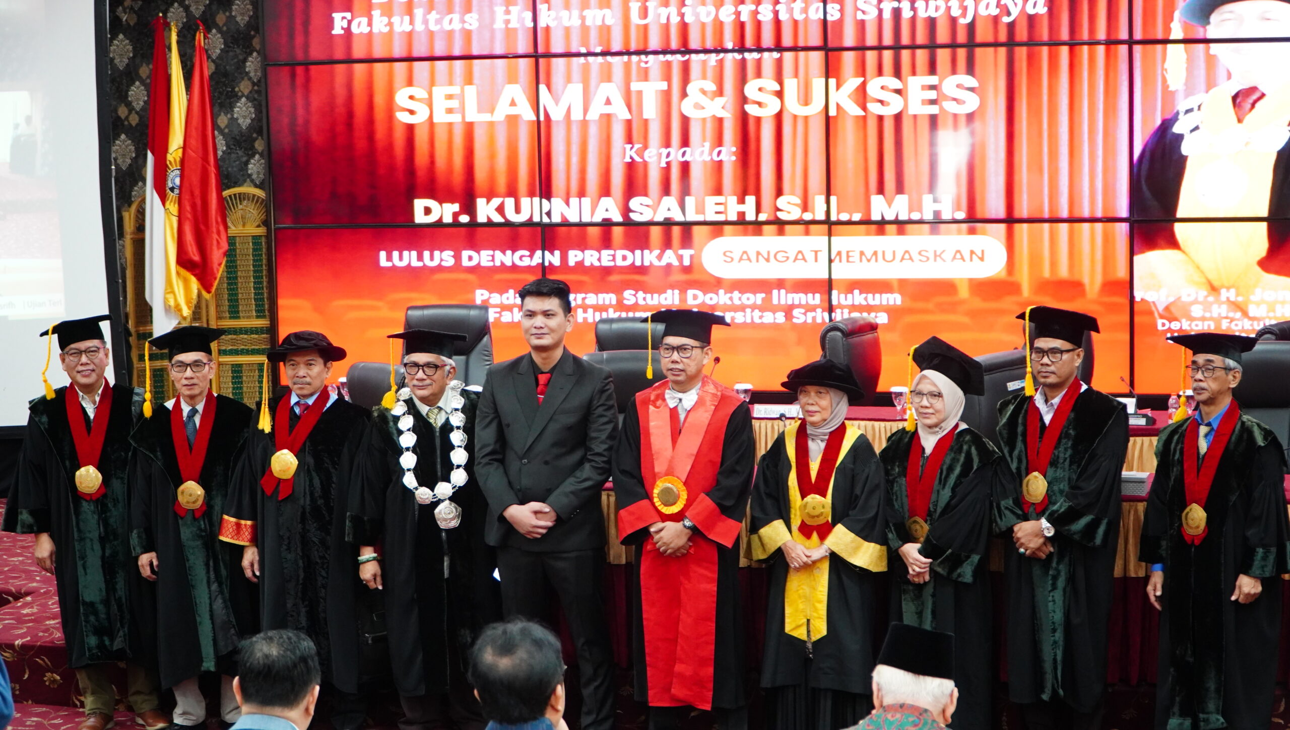 Dr. Kurnia Saleh berfoto bersama seluruh dewan penguji setelah dinyatakan lulus Doktor Ilmu Hukum dengan predikat sangat memuaskan di Fakultas Hukum Universitas Sriwijaya Palembang.