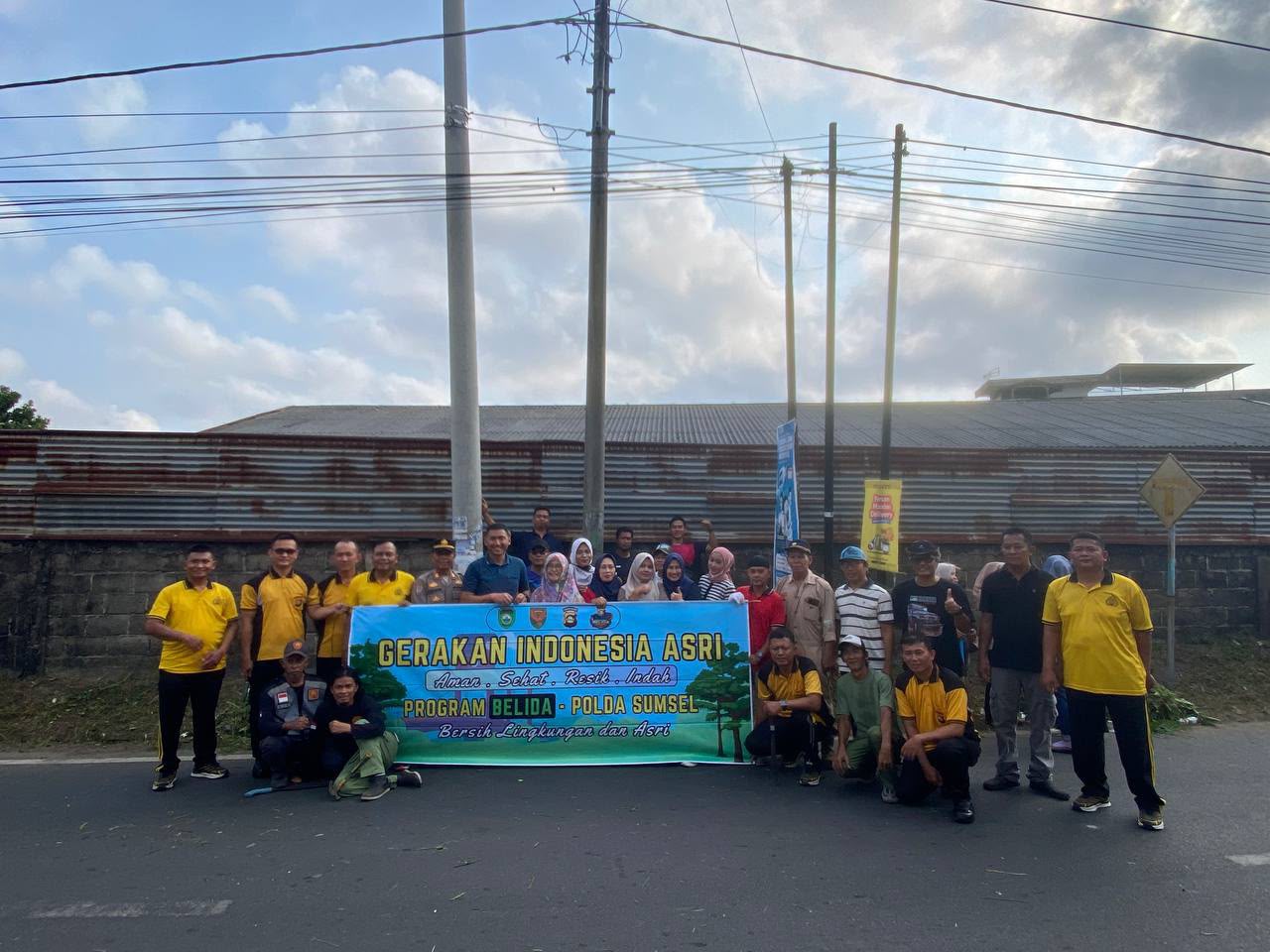 Pegawai RS AR Bunda Prabumulih bersama anggota Polres Prabumulih mengikuti gotong royong membersihkan Jalan Angkatan 45 di Gunung Ibul Barat.