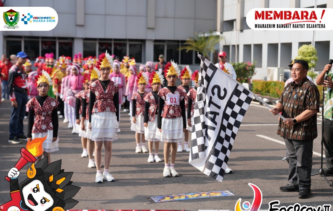 PLT Bupati Muara Enim Hj Sumarni menerima Bendera Merah Putih secara simbolis saat pelepasan Lomba Gerak Jalan Indah