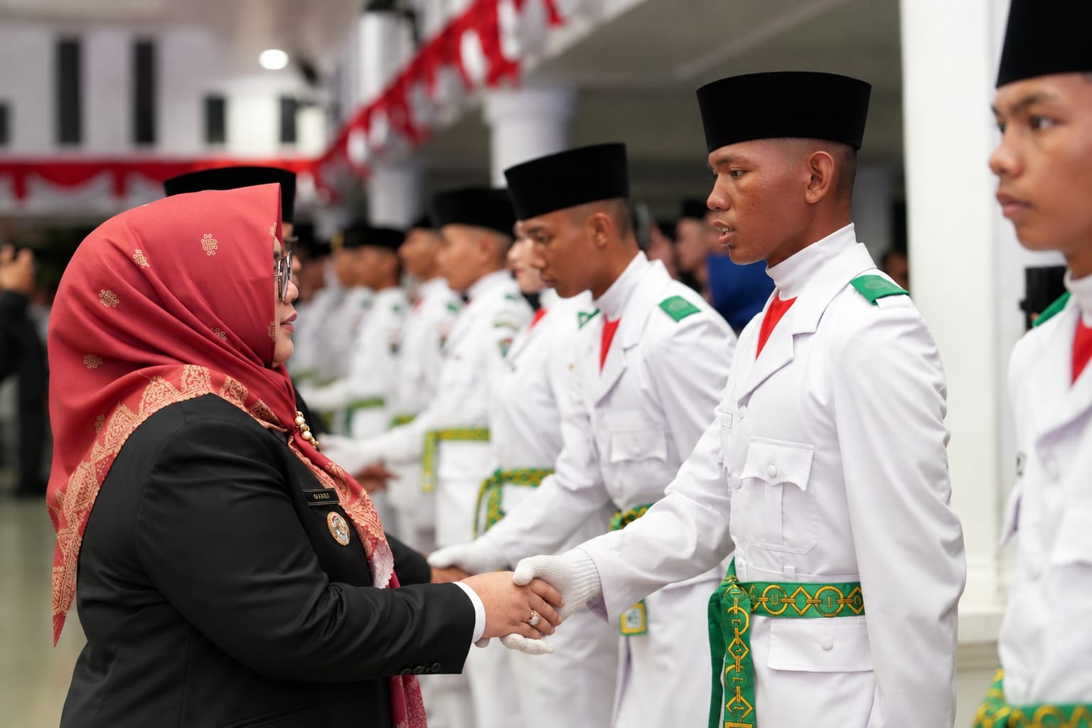 Plt Bupati Muara Enim Sumarni mengukuhkan 50 anggota Paskibraka Kabupaten Muara Enim Tahun 2026
