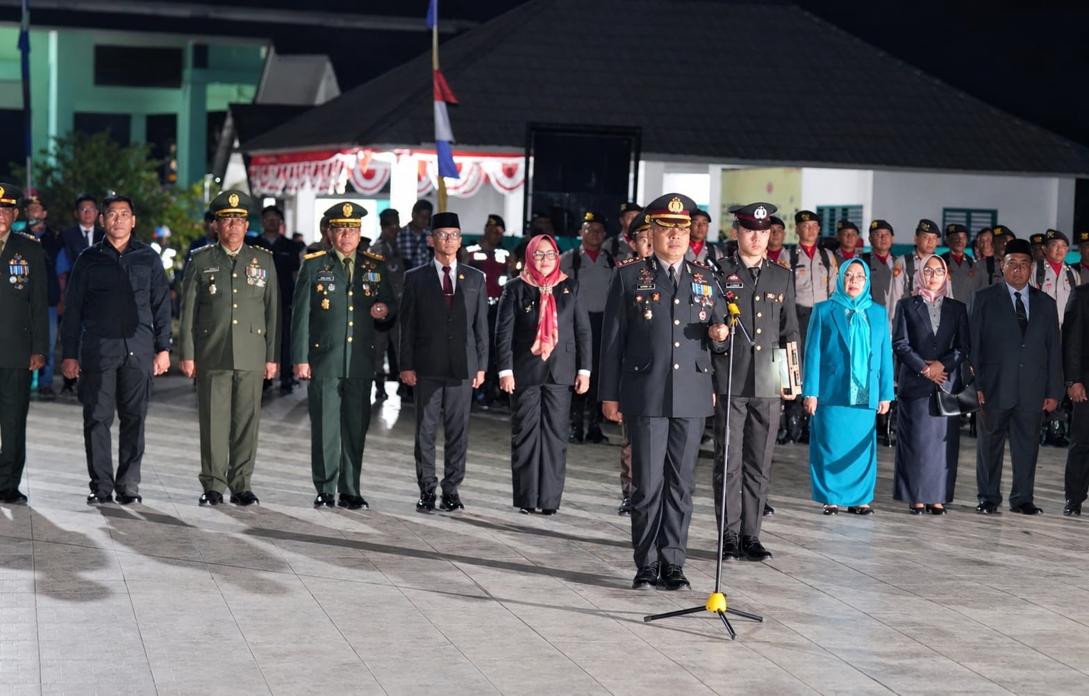 Kapolres Muara Enim AKBP Hendri Syaputra memimpin renungan suci di TMP Ksatria Pertiwi menjelang HUT ke-81 RI