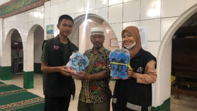 ACT Prabumulih Kembali Bagikan Sendal Wudhu Mushola dan Masjid