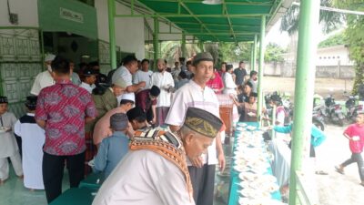 Jumat Berkah, Masjid Al-Barokah Berbagi Makanan Gratis