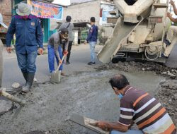Peringati HPN, Wartawan Prabumulih Tutup Lubang Padat Karya
