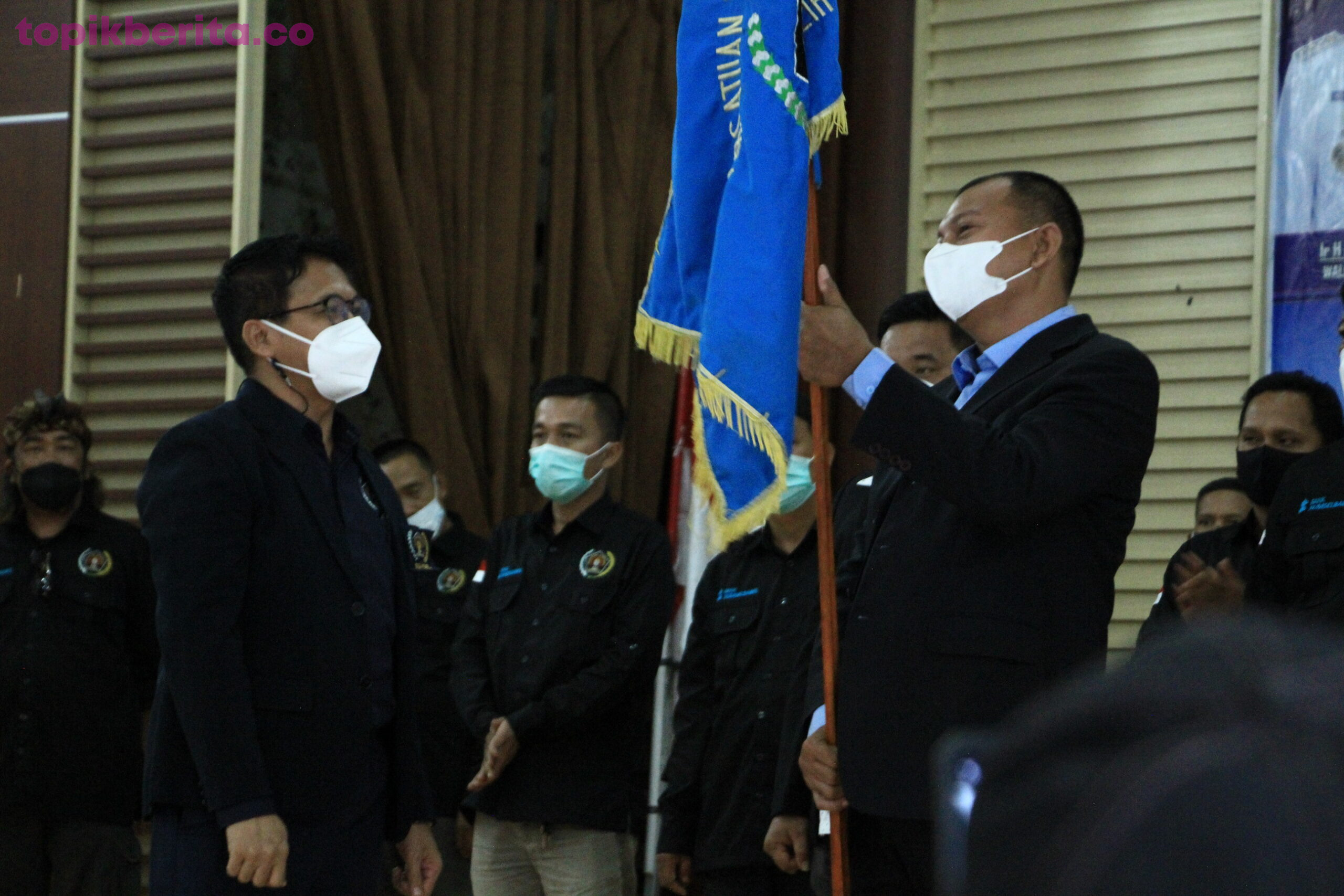 Kepengurusan PWI Kota Prabumulih Periode 2021-2024 Resmi Dilantik PRABUMULIH- Kepengurusan Persatuan Wartawan Indonesia (PWI) Kota Prabumulih Periode 2021-2024 resmi dilantik oleh Ketua PWI Sumatera Selatan, H Firdaus Komar bertempat di Gedung Kesenian, Rumah Dinas Walikota Prabumulih, Rabu (23/02/2022). Pelantikan tersebut dihadiri langsung oleh Walikota Prabumulih Ir H Ridho Yahya MM beserta Unsur Forkompimda, dan juga dihadiri oleh Beberapa Pimpinan Organisasi yang ada di Kota Prabumulih dan Pengurus PWI Sumsel serta Beberapa Ketua PWI Kabupaten Kota yang ada di Sumatera Selatan. Dalam Pidatonya, Ketua PWI Prabumulih Mulwadi membeberkan Visi dan Misi kedepan dalam mewujudkan PWI Prabumulih sebagai Organisasi Profesional yang Bermartabat dan Mandiri, dengan Spirit Kebersamaan di Era Transformasi Digital seperti sekarang ini. "Tak lupa juga saya ucapkan terimakasih kepada rekan-rekan semuanya yang kembali telah mempercayakan jabatan Ketua PWI Kota Prabumulih kepada saya, sehingga pada hari ini saya bersama rekan-rekan pengurus lainnya telah resmi dilantik," Ungkapnya. Dalam kesempatan itu juga dirinya berharap, Kedepan seluruh Anggota PWI yang ada di Kota Prabumulih semakin kompak, sehingga organisasi ini akan semakin maju. "Harapan kita bersama bahwa wartawan yang tergabung dalam PWI adalah wartawan yang profesional dan benar-benar memahami kode etik jurnalistik, sehingga wartawan yang tergabung dengan PWI kota Prabumulih ini benar-benar wartawan yang berkompeten dan profesional serta dilindungi oleh Undang-undang," terangnya. Sementara itu, Ketua PWI Sumatera Selatan H Firdaus Komar dalam pidatonya mengingatkan kepada Ketua PWI Prabumulih terpilih untuk tetap Profesional dan menjalankan tugas sesuai PDRT yang telah ditetapkan. "Jadi ketua itu tidaklah mudah, harus banyak pengorbanan yang di berikan untuk memajukan organisasi, apalagi tantangan kedepan akan semakin berat. Dan semoga kedepan PWI Kota Prabumulih yang di pimpin oleh saudara kita Mulwadi akan semakin maju," Harapnya. Hal senada juga di utarakan oleh Walikota Prabumulih Ir H Ridho Yahya MM dalam pidatonya, bahwa peran serta Insan Pers sangatlah penting untuk kemajuan suatu daerah. "Peran Pers itu penting dalam menyiarkan informasi kepada masyarakat. Untuk itu kami berharap para wartawan yang bertugas di kota prabumulih harus Profesional dalam menjalankan tugasnya, jangan sampai malah wartawanlah penyebab kegaduhan di tengah masyarakat. Karena dari setiap pemberitaan yang di keluarkan oleh media akan sangat berpengaruh di mata masyarakat. Untuk itu kami meminta kepada teman-teman wartawan untuk selalu Profesional dan berimbang dalam bertugas," Ungkapnya. Adapun Susunan Kepengurusan PWI Kota Prabumulih Masa Bakti 2021 - 2024 yakni: Ketua : Mulwadi (Berita one.com) Sekretaris : Ronald Artas (sinasumatera.co.id) Wakil Sekretaris : Ismail Alexander (sinar lematang) Bendahara : Edison Bastari (Tribun Sumsel) Wakil Bendahara : Andi Fatra (Suara Nusantara) Kordinator Bidang 1.Bidang Organisasi : Birje Braentra (Jurnalekspres.co.id) dan King Senop (sumateranews.co.id) 2.Bidang Pembelaan Wartawan : Ahmad Ibnu, SH (Topnewssumatera.com) dan Erpan Syahputra (potretsumsel.co.id) 3.Bidang Pendidikan : Ardy Afriyanto SS (Publikzone.com) dan Laili Hartati (Haluanberita.com) 4.Bidang Kesejahteraan : Aswin Aryanto (Liputansumsel.com) dan Teguh S (Mahadayaonline.com) 5.Bidang Hubungan Antar Lembaga : Prabu Agustiawan (Palembang Pos) dan Rosdiana (Prabumulih Pos) 6. Bidang SIWO : Arafik Zamhari (Prabumulih Pos) dan Dian Cahyani (Sumatera ekspres) 7. Bidang Siber dan IT : Junifer Manurung (Posmetro.co), Septi Riok Marki (Monopolisumselnews.com) 8. Bidang Polkam : Taufik Indra Jaya (Topikberita.co) dan Yuan Fauzi Mahesa (seputarsumsel.com) 9. Bidang Sosial Kemasyarakatan : Erizal Wandi, S.I.Kom (lapartanews.com) dan Febriani Aji Putri (merdekasumsel.com) 10. Bidang Seni dan Budaya : Hardoko Susanto (Global planet.com) dan Dewi Sepriani (muarasumsel.com) 11.Bidang Pariwisata : Prayitno (Jurnalin