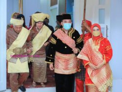 IKM Beri Gelar Temenggung Batuah, Beni Hernedi Bantu Beras 25 Ton