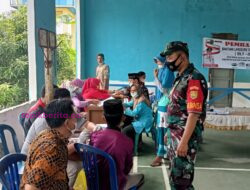 Sertu Suwilan Pantau Pembagian BLT dan Vaksinasi Desa Sungai Batang