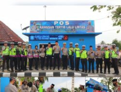 Berbagi Kasih, Anggota Lantas Polres Muba Bagikan Puluhan Takjil ke Pengendara