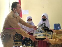 Maknai Ramadhan, Lurah GIB Bagikan Peralatan Sekolah di SDN 49 Prabumulih