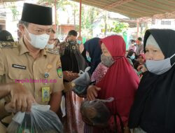 Buka Pasar Bedug Wawako Bagikan Sembako Gratis