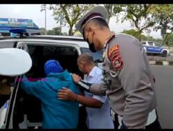 Kasatlantas polres Muba sigap bantu pengendara ibu ibu sakit