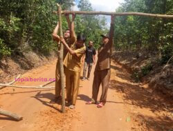 Jalan Rusak, Warga Blokir Jalan Aur Duri Minta PT MHP Salurkan CSR