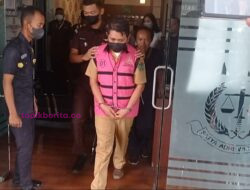 Kejari Prabumulih Tahan Dua Tersangka Dugaan Korupsi Baju Olahraga Usia Lanjut di Dinkes Prabumulih.