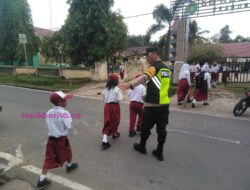 Rutin! Anggota Polres Prabumulih Atur Lalulintas Setiap Pagi