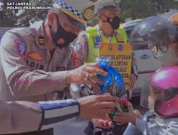 Beri Motivasi Kepada Pengguna Jalan, Satlantas Polres Prabumulih Beri Cinderamata