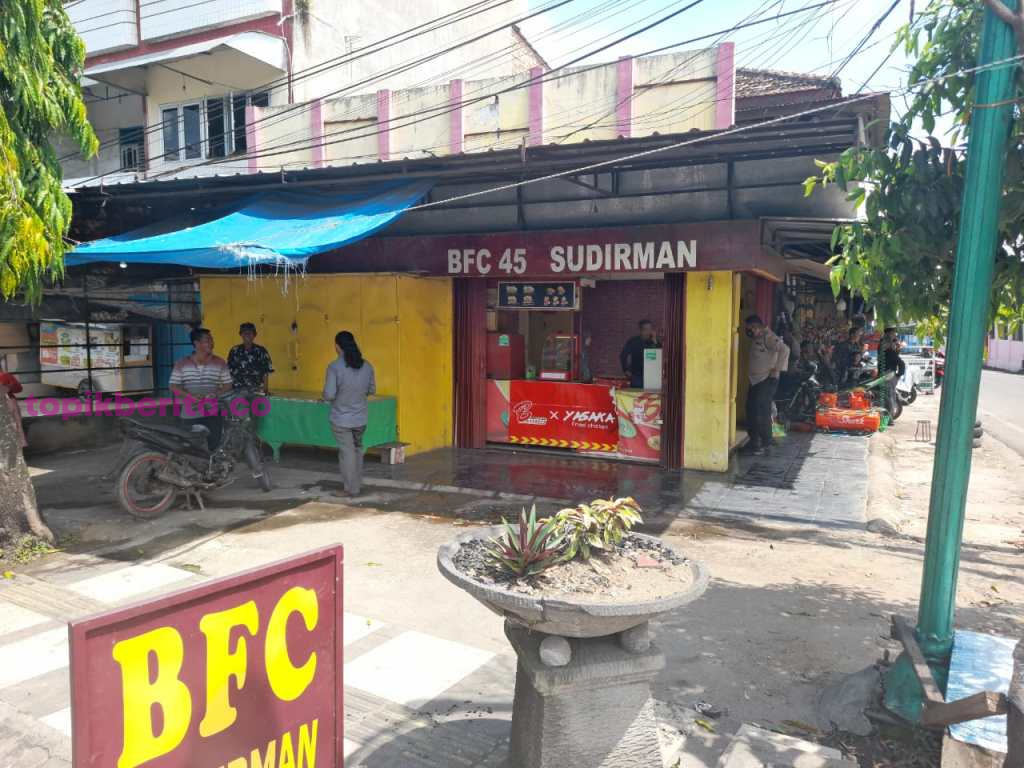Lokasi kejadian Yasaka Friend Chicken Sudirman mendadak heboh, Minggu, 18 Desember 2022, sekitar pukul 12.00 WIB.