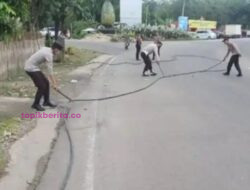 Petugas Pos Pam Nataru Evakuasi Kabel PLN Putus
