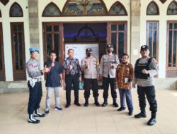 Anggota Polsek Prabumulih Timur Lakukan Pengamanan Empat Gereja