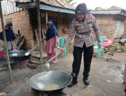 Viral! Kasat Lantas Polres Prabumulih Ini Rela “Bemasak” Sambil Sosialisasi