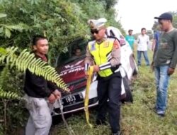 Ditarik Pakai Mobil Patroli Polres Prabumulih, Mobil Masuk Parit Selamat