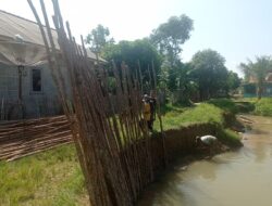 Bukan Karena Tongkang, Bibir Sungai Kelekar Longsor Ancam Rumah Warga