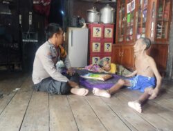 Peduli Warga Binaan, Bhabinkamtibmas Beri Bantuan Warganya Yang Sakit