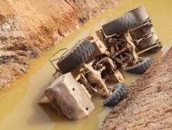 Backhoe Loader Terguling, Pekerja di PLTU Sumsel Satu Tewas Ditempat