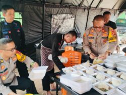 Buka Dapur Umum di Lokasi Banjir, Sat Brimob Siapkan Seribu Nasi Kotak Perhari