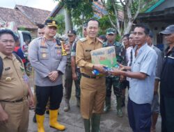 Banjir Meluap, PJ Wali Kota Elman ST Bagikan Sembako di Kelurahan Payuputat